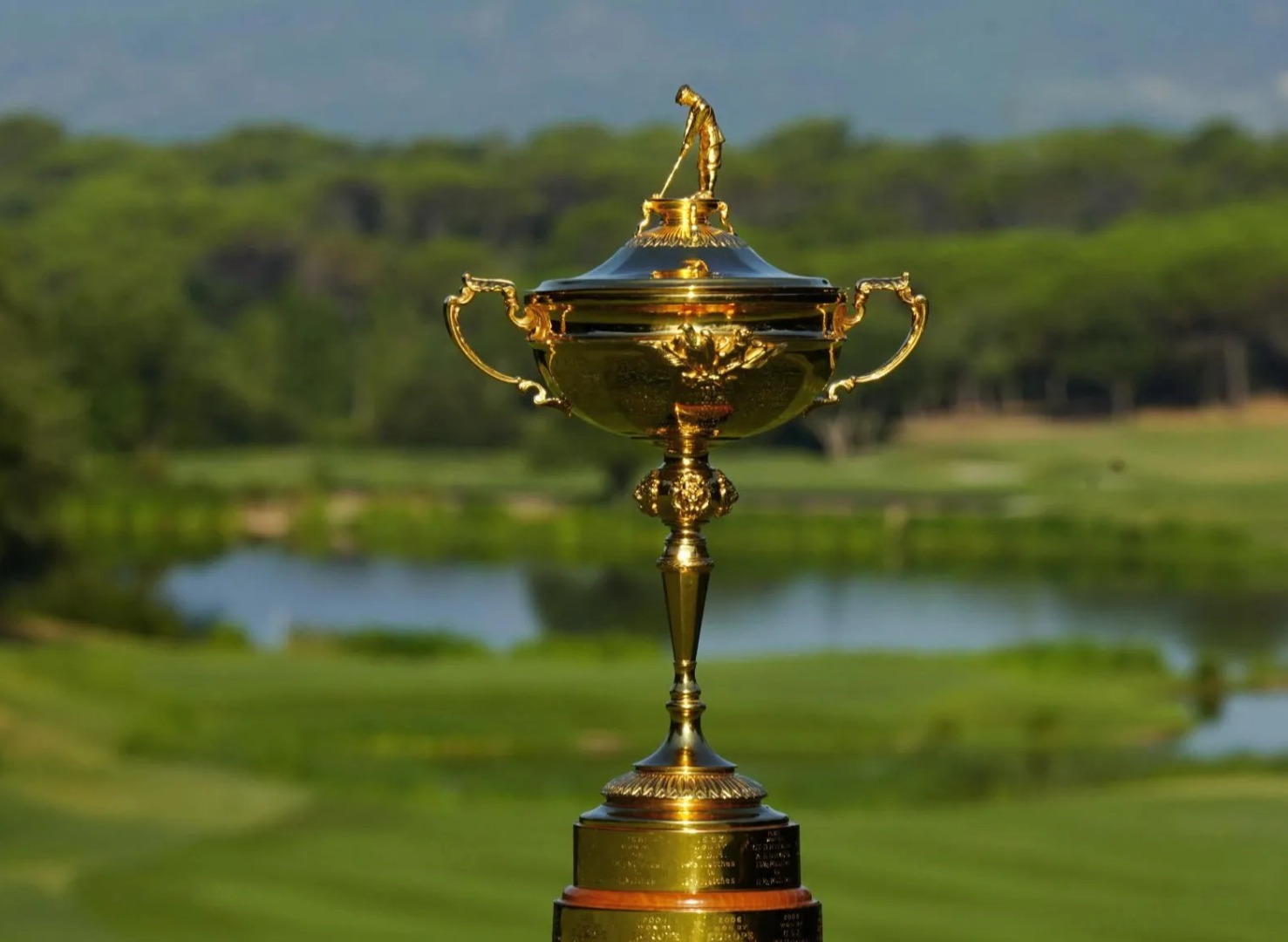 Scenic view of the South Course at Quinta do Lago, with fairways overlooking a tranquil lake and the Algarve coastline. Surrounded by lush greenery and set under a clear blue sky, this iconic championship golf course offers a peaceful, coastal golfing experience in Portugal.