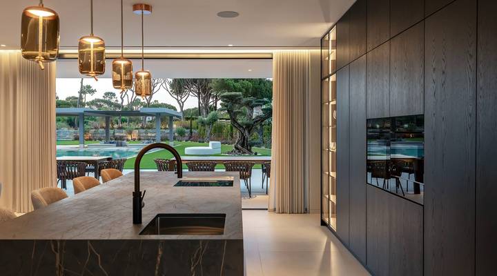 Luxury 7-Bedroom Lakefront Villa Beauty in Atlantico Thumbnail