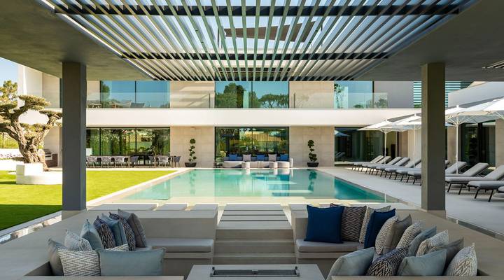 Luxury 7-Bedroom Lakefront Villa Beauty in Atlantico Thumbnail