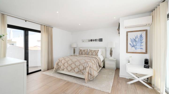 Two-Bedroom Duplex Apartment with Lake Views Thumbnail