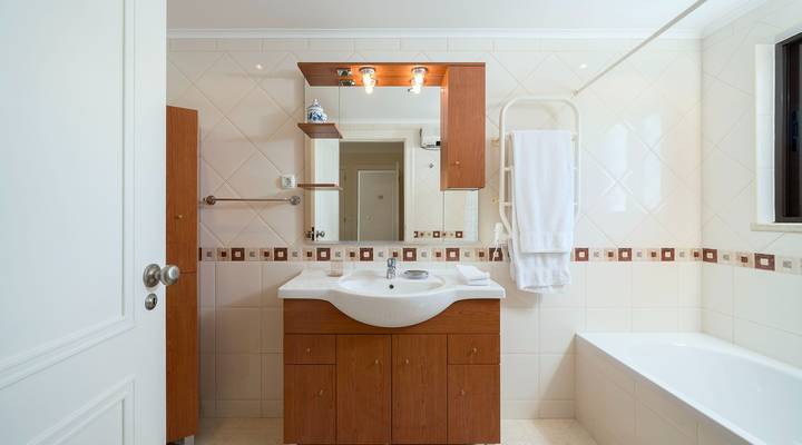 Fantastic 1-bedroom With Lake Views Thumbnail