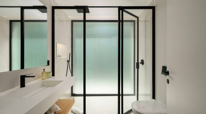 Luxury 7-Bedroom Lakefront Villa Beauty in Atlantico Thumbnail