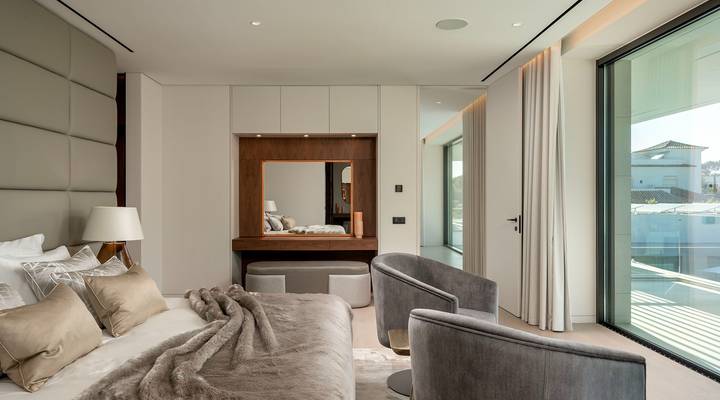 Luxury 7-Bedroom Lakefront Villa Beauty in Atlantico Thumbnail