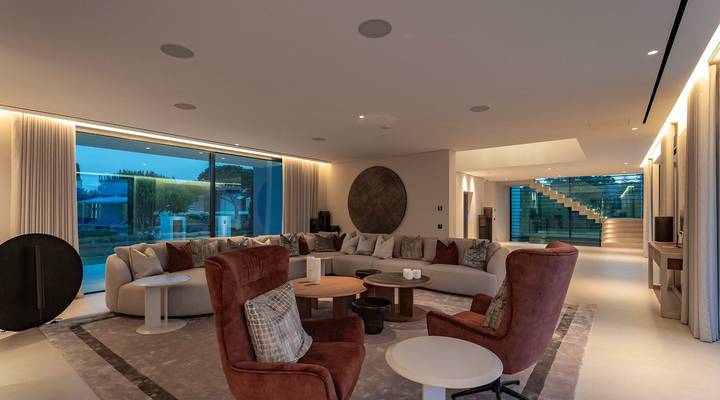 Luxury 7-Bedroom Lakefront Villa Beauty in Atlantico Thumbnail