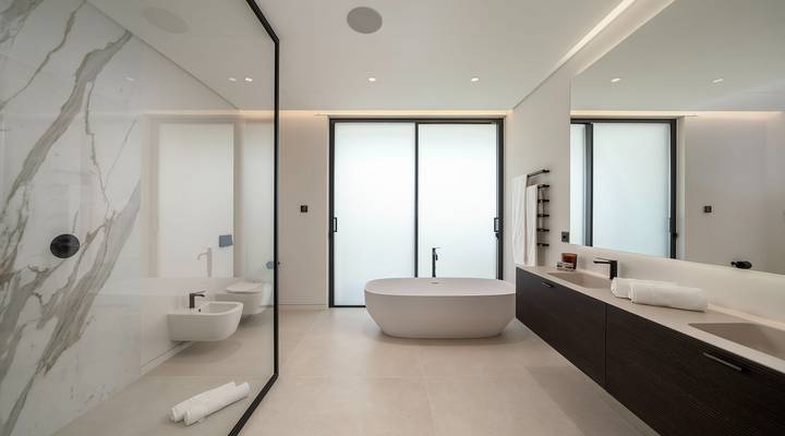 Luxury 7-Bedroom Lakefront Villa Beauty in Atlantico Thumbnail