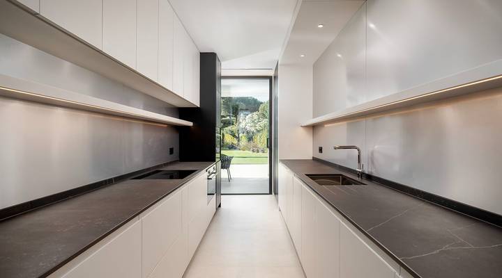 Luxury 7-Bedroom Lakefront Villa Beauty in Atlantico Thumbnail