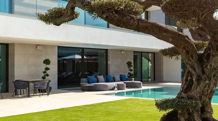 Luxury 7-Bedroom Lakefront Villa Beauty in Atlantico Thumbnail