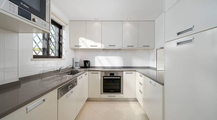 Fantastic 1-bedroom With Lake Views Thumbnail