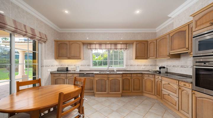 Encantadora Moradia Clássica Com Vistas Maravilhosas Thumbnail