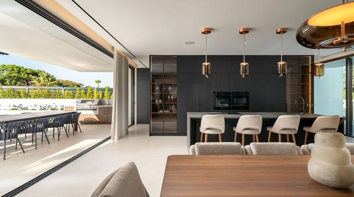 Luxury 7-Bedroom Lakefront Villa Beauty in Atlantico Thumbnail