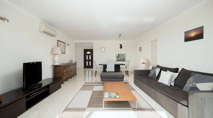 Fantastic 1-bedroom With Lake Views Thumbnail