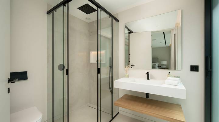 Luxury 7-Bedroom Lakefront Villa Beauty in Atlantico Thumbnail