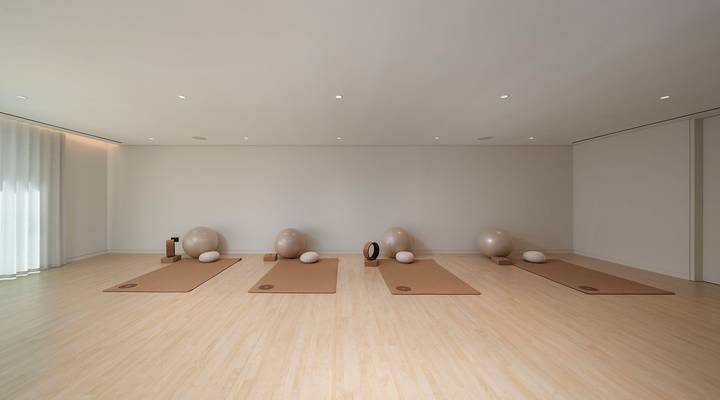 Luxury 7-Bedroom Lakefront Villa Beauty in Atlantico Thumbnail