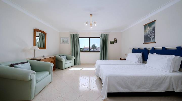 Fantastic 1-bedroom With Lake Views Thumbnail