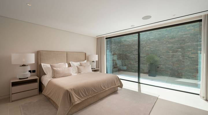 Luxury 7-Bedroom Lakefront Villa Beauty in Atlantico Thumbnail