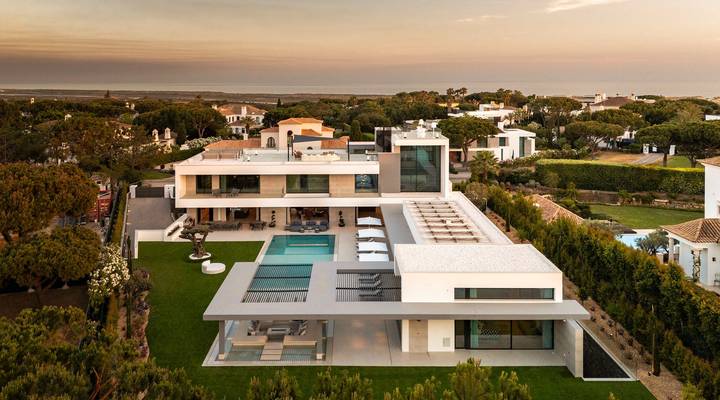 Luxury 7-Bedroom Lakefront Villa Beauty in Atlantico Thumbnail