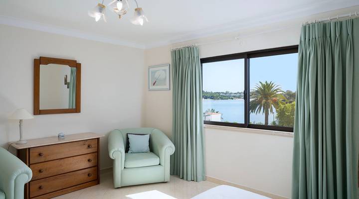 Fantastic 1-bedroom With Lake Views Thumbnail