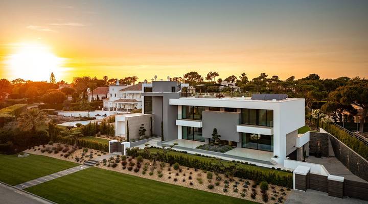 Luxury 7-Bedroom Lakefront Villa Beauty in Atlantico Thumbnail