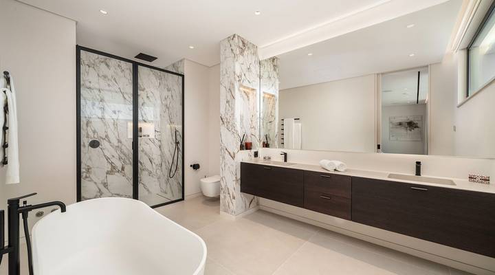 Luxury 7-Bedroom Lakefront Villa Beauty in Atlantico Thumbnail