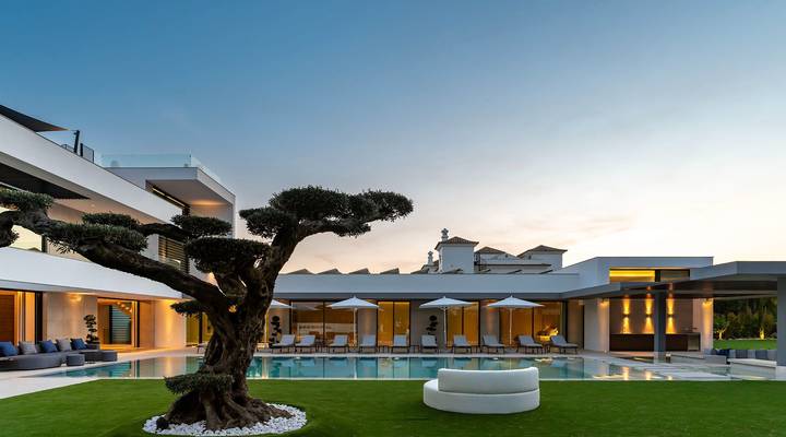 Luxury 7-Bedroom Lakefront Villa Beauty in Atlantico Thumbnail