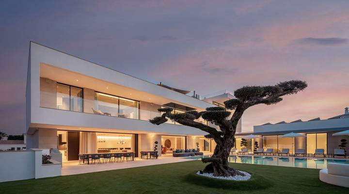 Luxury 7-Bedroom Lakefront Villa Beauty in Atlantico Thumbnail
