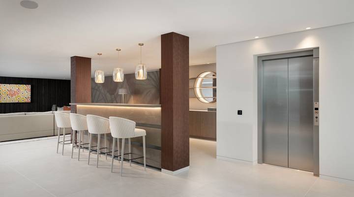 Luxury 7-Bedroom Lakefront Villa Beauty in Atlantico Thumbnail