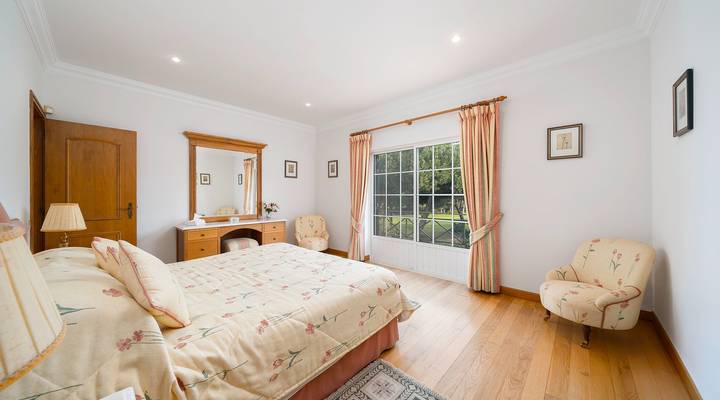 Encantadora Moradia Clássica Com Vistas Maravilhosas Thumbnail