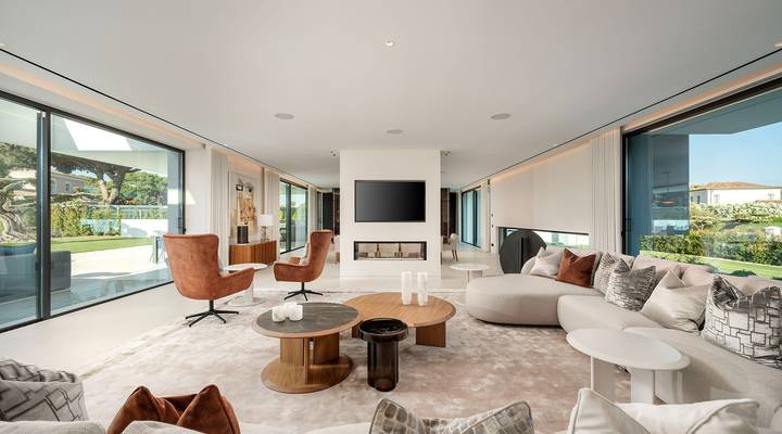 Luxury 7-Bedroom Lakefront Villa Beauty in Atlantico Thumbnail