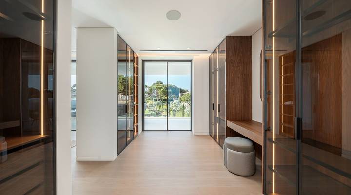 Luxury 7-Bedroom Lakefront Villa Beauty in Atlantico Thumbnail