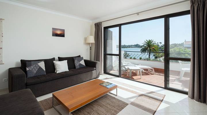 Fantastic 1-bedroom With Lake Views Thumbnail