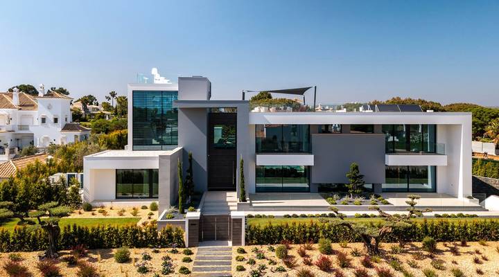 Luxury 7-Bedroom Lakefront Villa Beauty in Atlantico Thumbnail