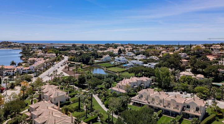 Fantástica Moradia em Banda no Vale dos Pinheiros Thumbnail