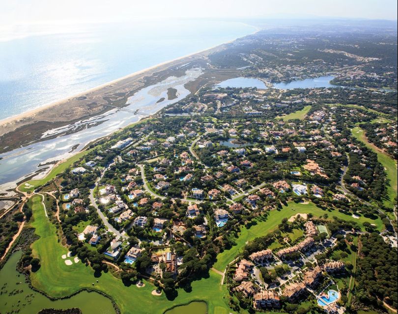 Pumpkins and lanterns by the lake at Quinta do Lago during Halloween