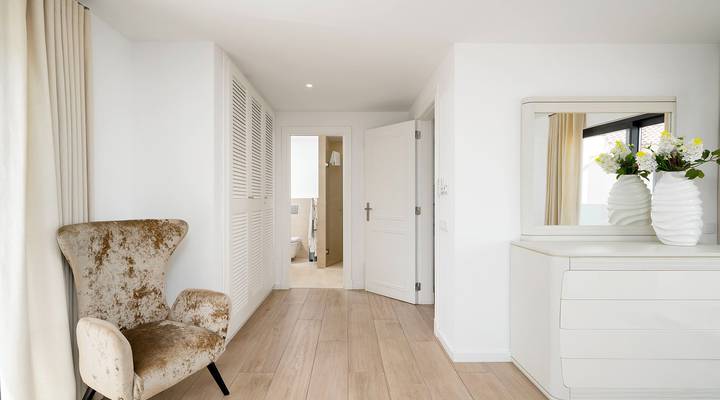 Two-Bedroom Duplex Apartment with Lake Views Thumbnail