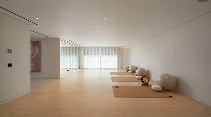 Luxury 7-Bedroom Lakefront Villa Beauty in Atlantico Thumbnail