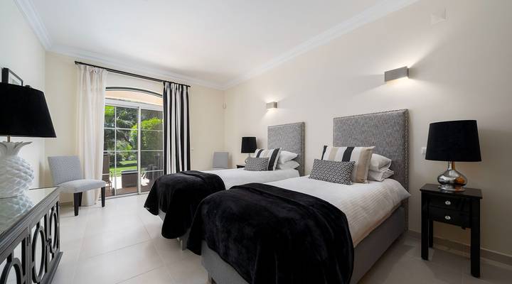 Fantástica Moradia em Banda no Vale dos Pinheiros Thumbnail