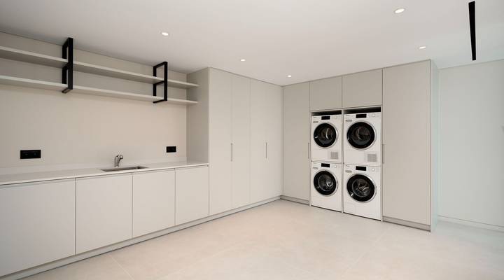 Luxury 7-Bedroom Lakefront Villa Beauty in Atlantico Thumbnail