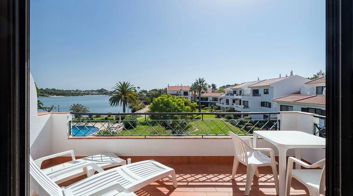 Fantastic 1-bedroom With Lake Views Thumbnail