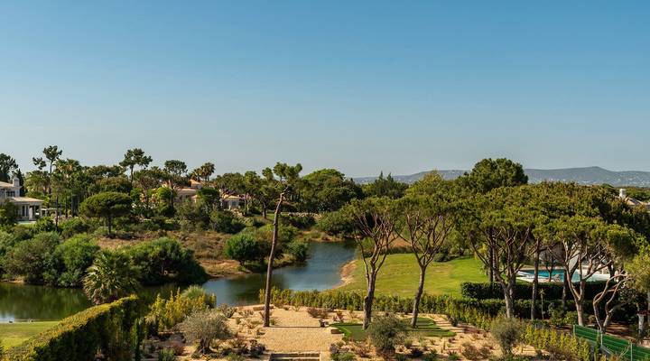 Luxury 7-Bedroom Lakefront Villa Beauty in Atlantico Thumbnail