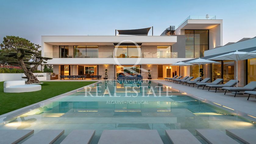 Luxury 7-Bedroom Lakefront Villa Beauty in Atlantico