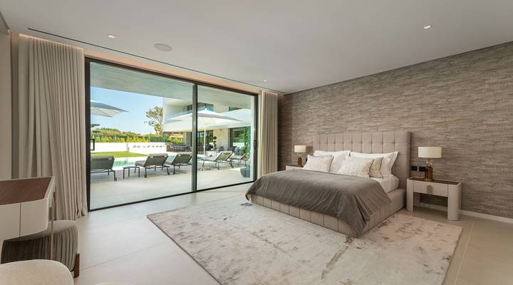 Luxury 7-Bedroom Lakefront Villa Beauty in Atlantico Thumbnail