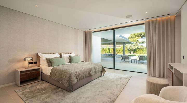 Luxury 7-Bedroom Lakefront Villa Beauty in Atlantico Thumbnail