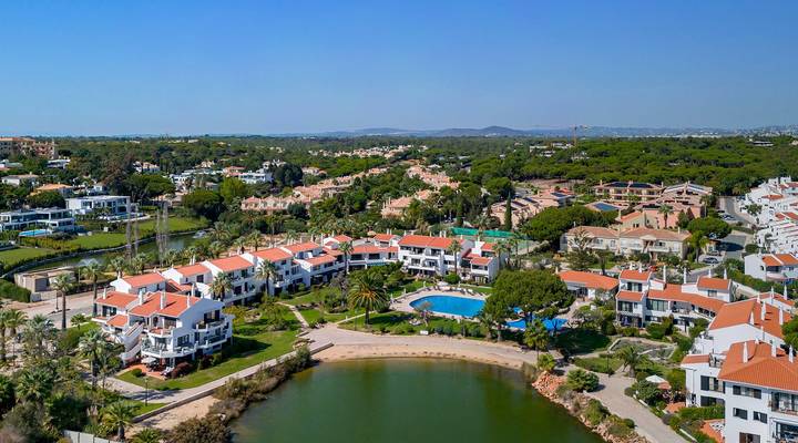 Fantastic 1-bedroom With Lake Views Thumbnail