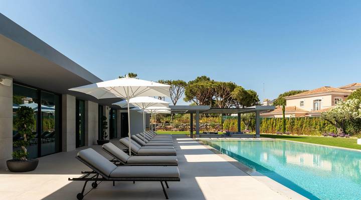 Luxury 7-Bedroom Lakefront Villa Beauty in Atlantico Thumbnail