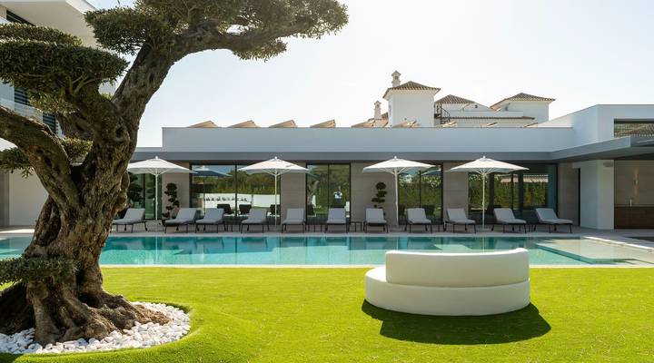 Luxury 7-Bedroom Lakefront Villa Beauty in Atlantico Thumbnail