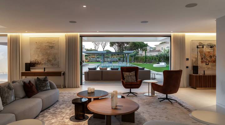 Luxury 7-Bedroom Lakefront Villa Beauty in Atlantico Thumbnail