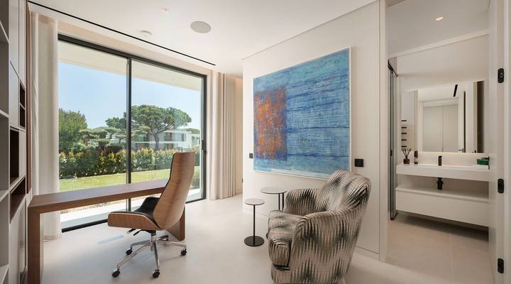 Luxury 7-Bedroom Lakefront Villa Beauty in Atlantico Thumbnail