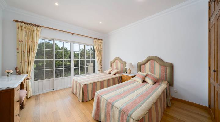 Encantadora Moradia Clássica Com Vistas Maravilhosas Thumbnail