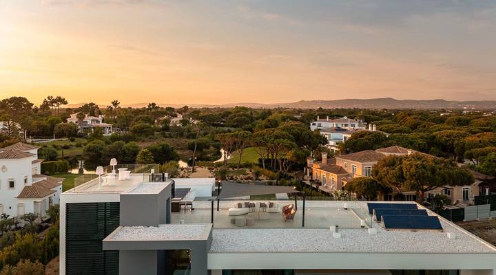 Luxury 7-Bedroom Lakefront Villa Beauty in Atlantico Thumbnail