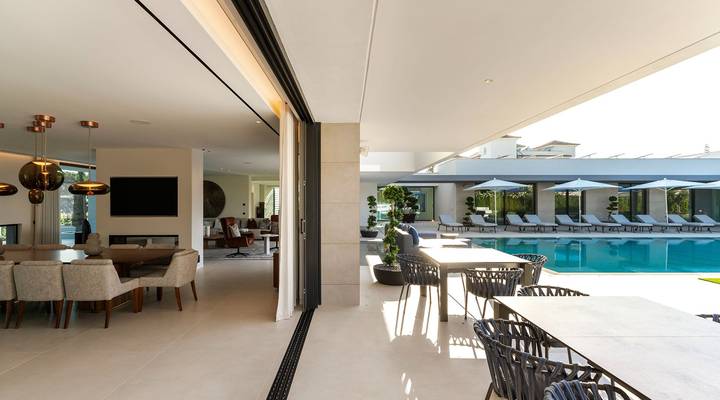 Luxury 7-Bedroom Lakefront Villa Beauty in Atlantico Thumbnail